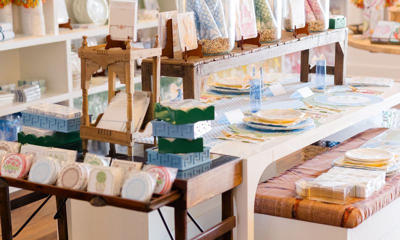 Long table laid with coordinated plates, napkins and party goods